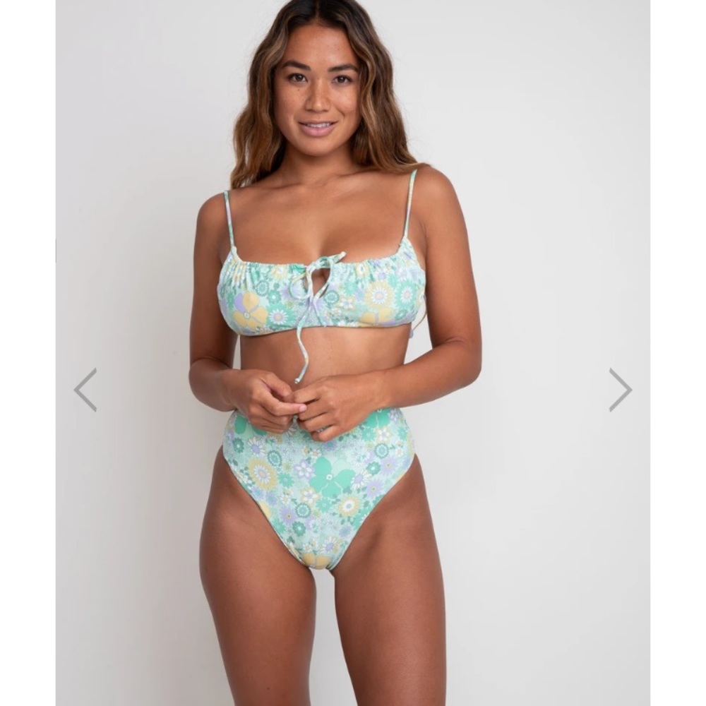 Skatie x Amber Fillerup Clark Haleiwa Demi Top NWT